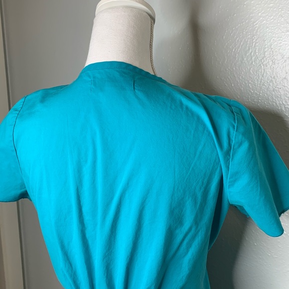 KOI SCRUB TOP - Picture 9 of 14